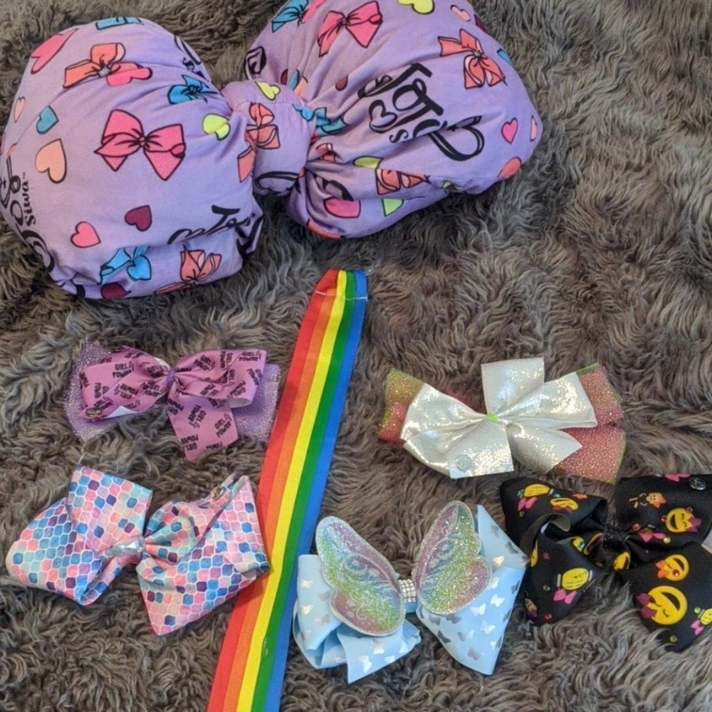 JoJo pillow and bows